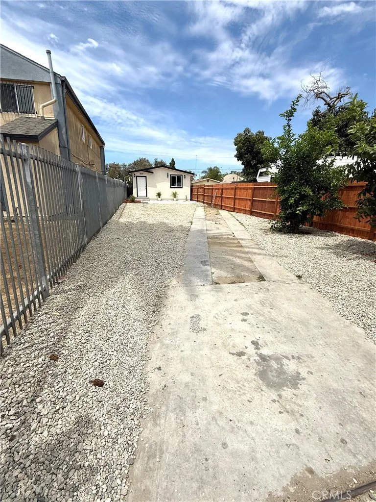 8735 Beach Los Angeles, CA 90002
