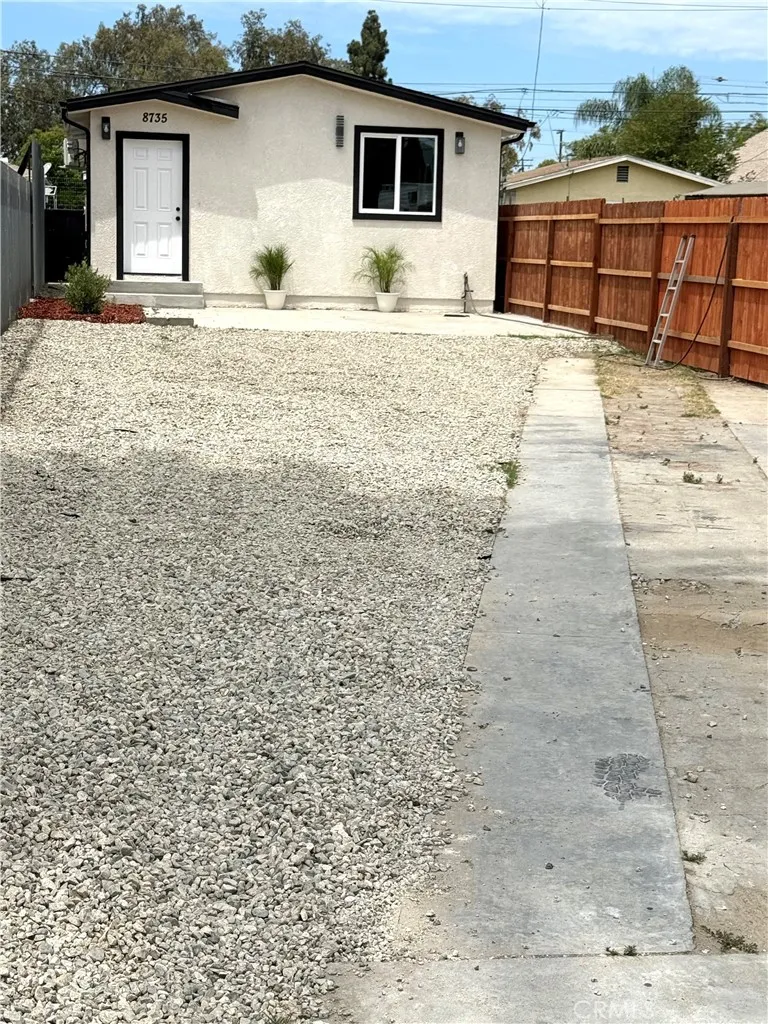 8735 Beach Los Angeles, CA 90002