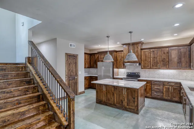 422 Red Wright Rd Leakey, TX 78873