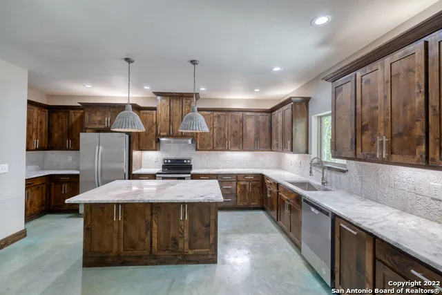 422 Red Wright Rd Leakey, TX 78873