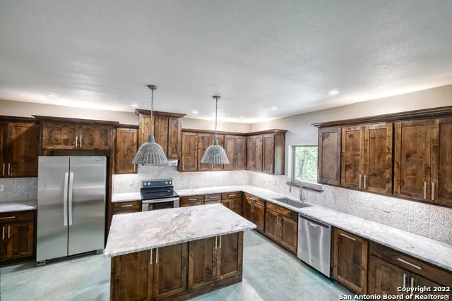 422 Red Wright Rd Leakey, TX 78873