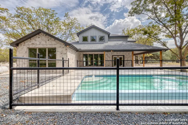 422 Red Wright Rd Leakey, TX 78873