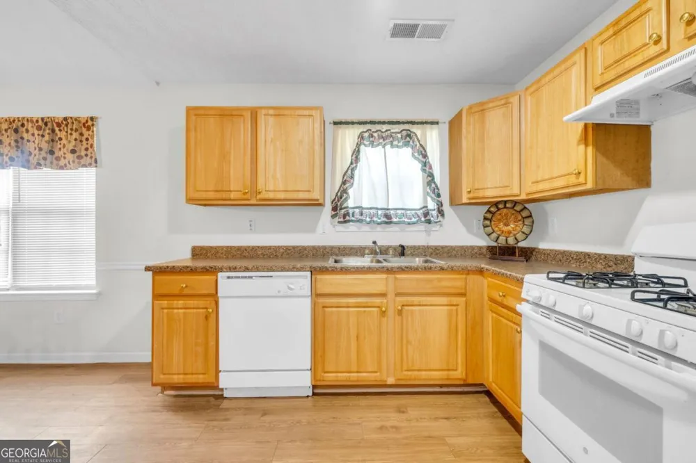1289 Labrador LN Riverdale, GA 30296