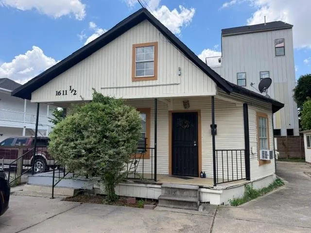 1611 Common Street Houston, TX 77009