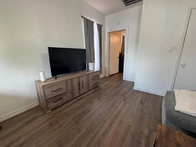 1611 Common Street Houston, TX 77009