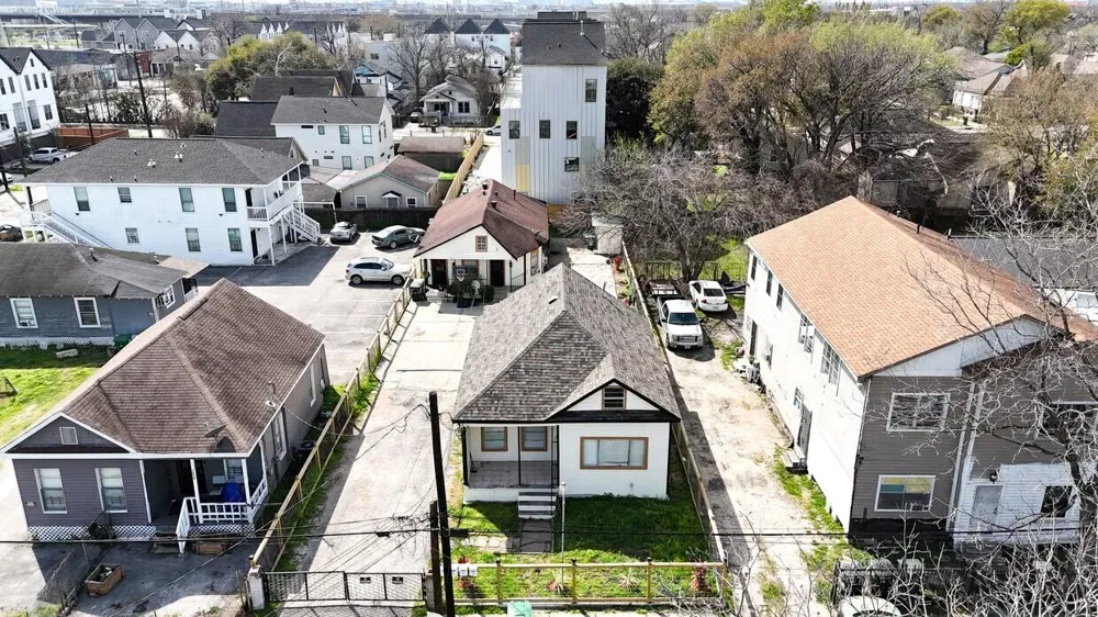 1611 Common Street Houston, TX 77009