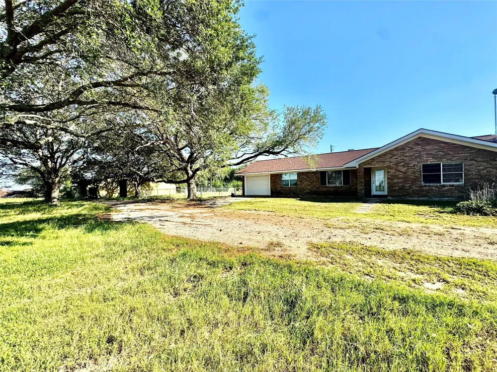 2691 Fm 1862 Blessing, TX 77465