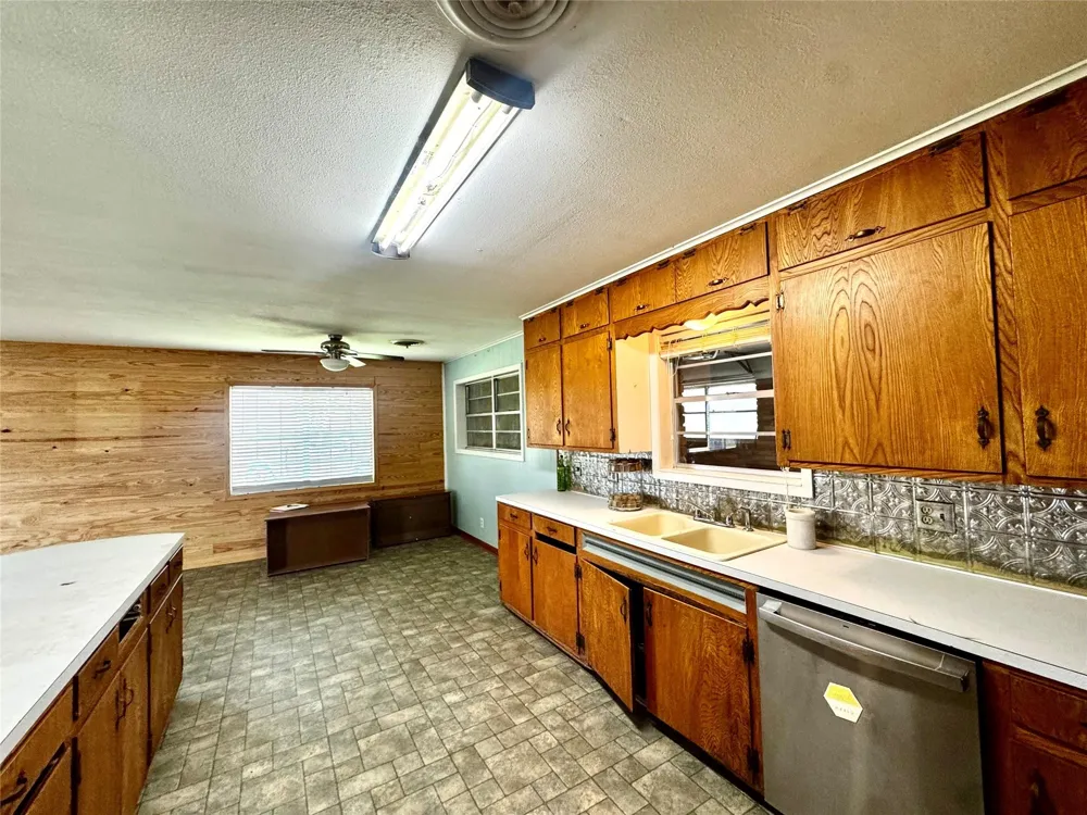2691 Fm 1862 Blessing, TX 77465