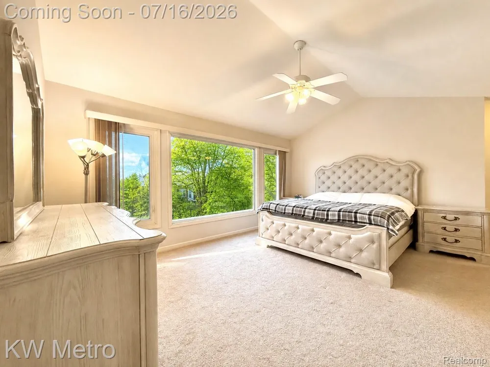 1176 CADMUS DRIVE Troy City, MI 48085