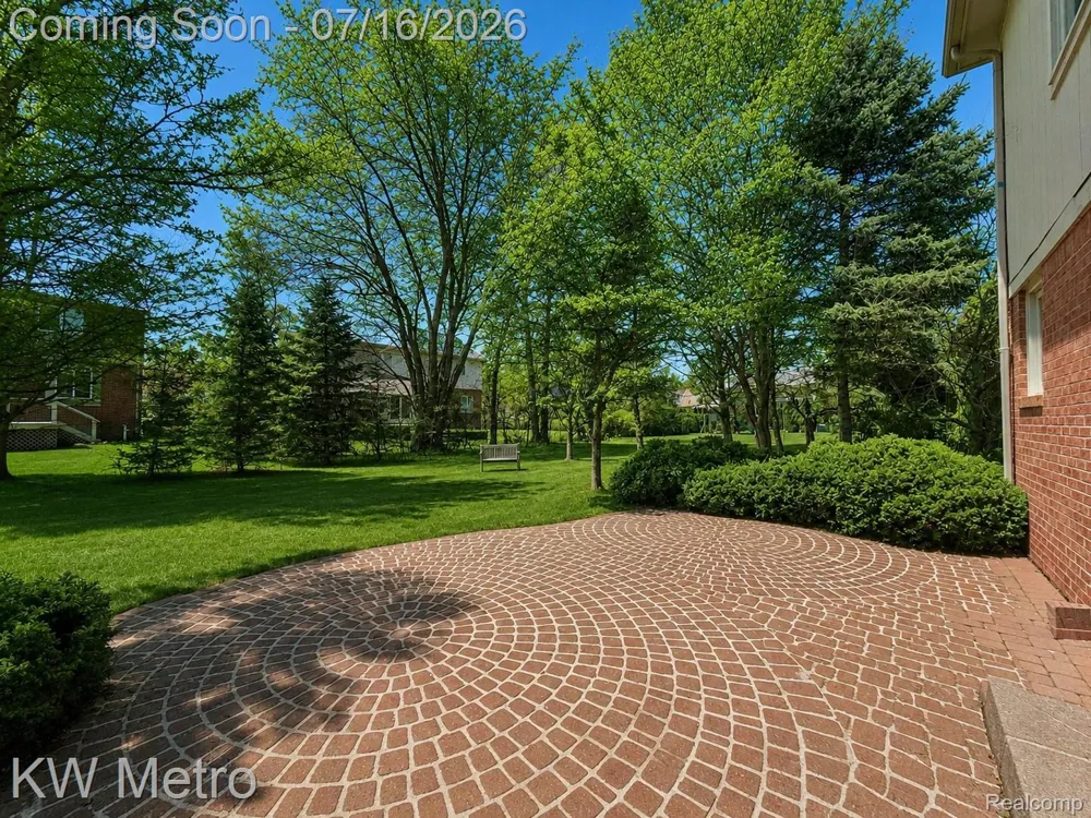 1176 CADMUS DRIVE Troy City, MI 48085