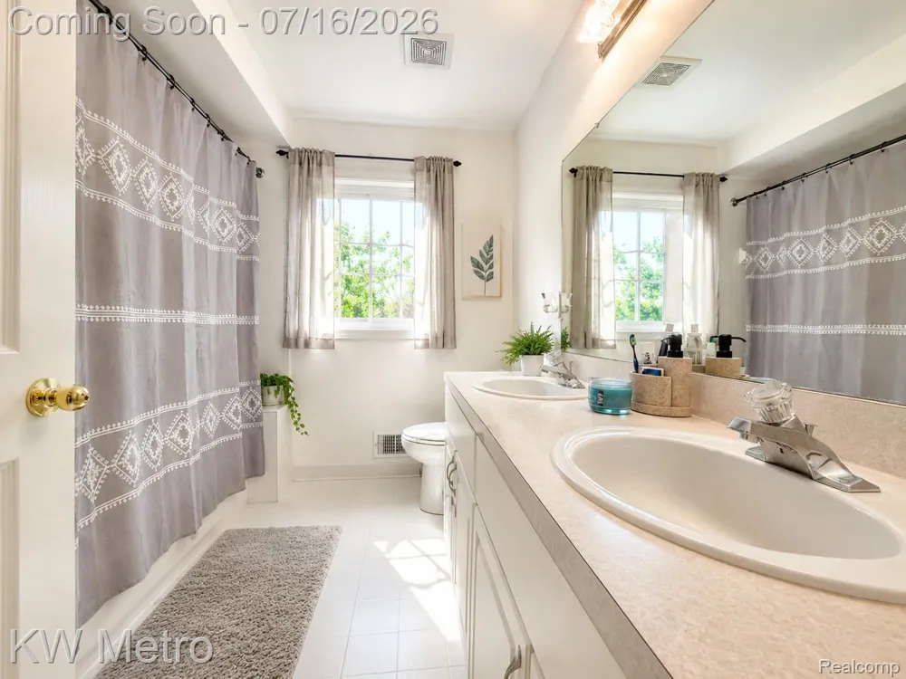 1176 CADMUS DRIVE Troy City, MI 48085