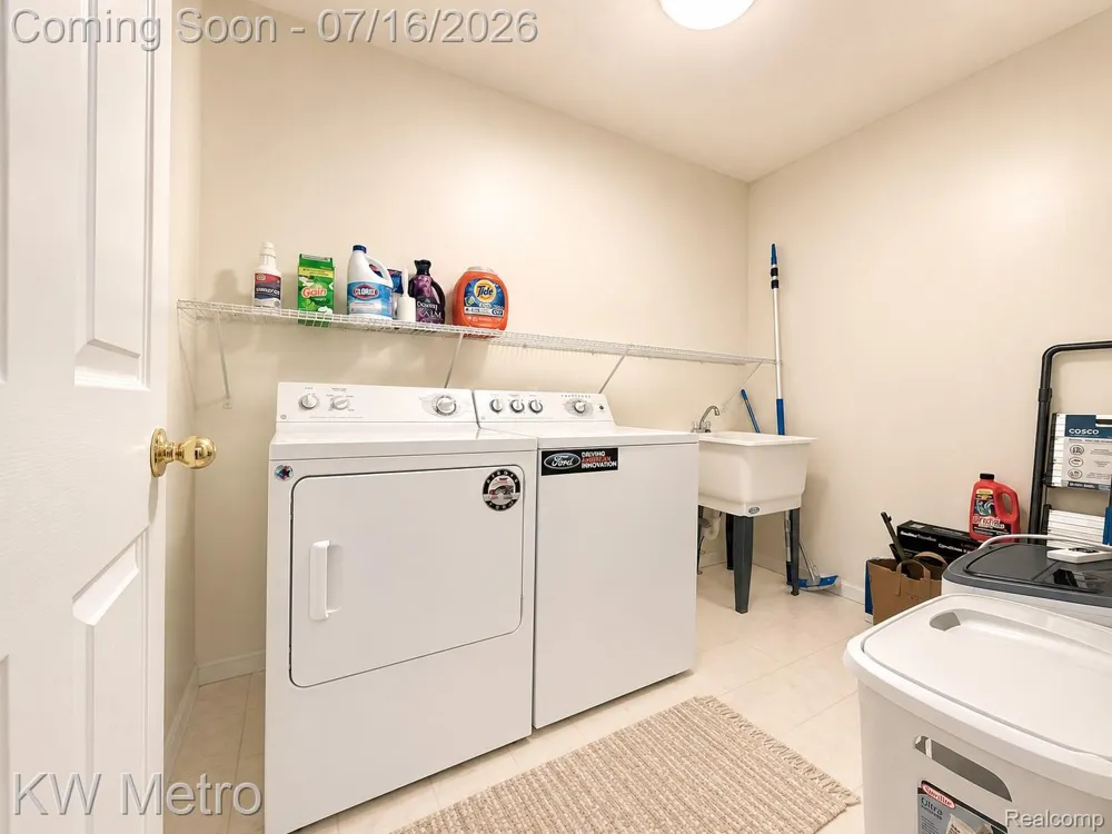 1176 CADMUS DRIVE Troy City, MI 48085