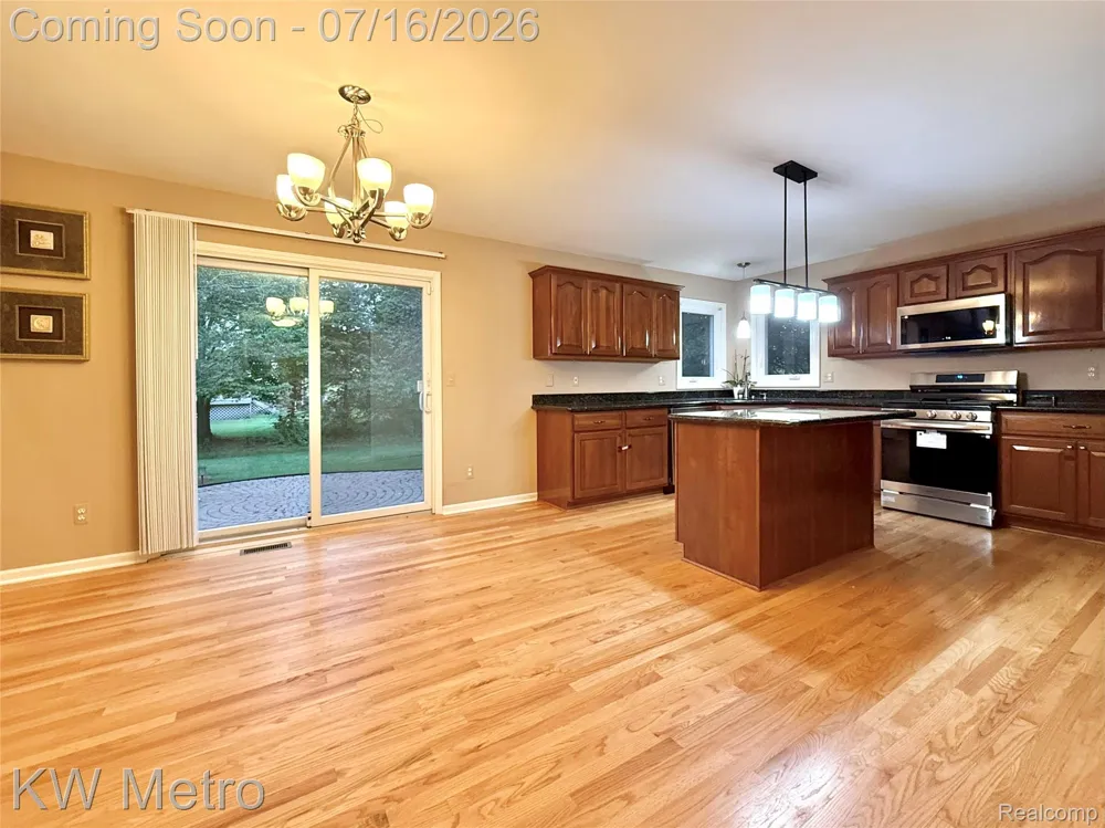 1176 CADMUS DRIVE Troy City, MI 48085