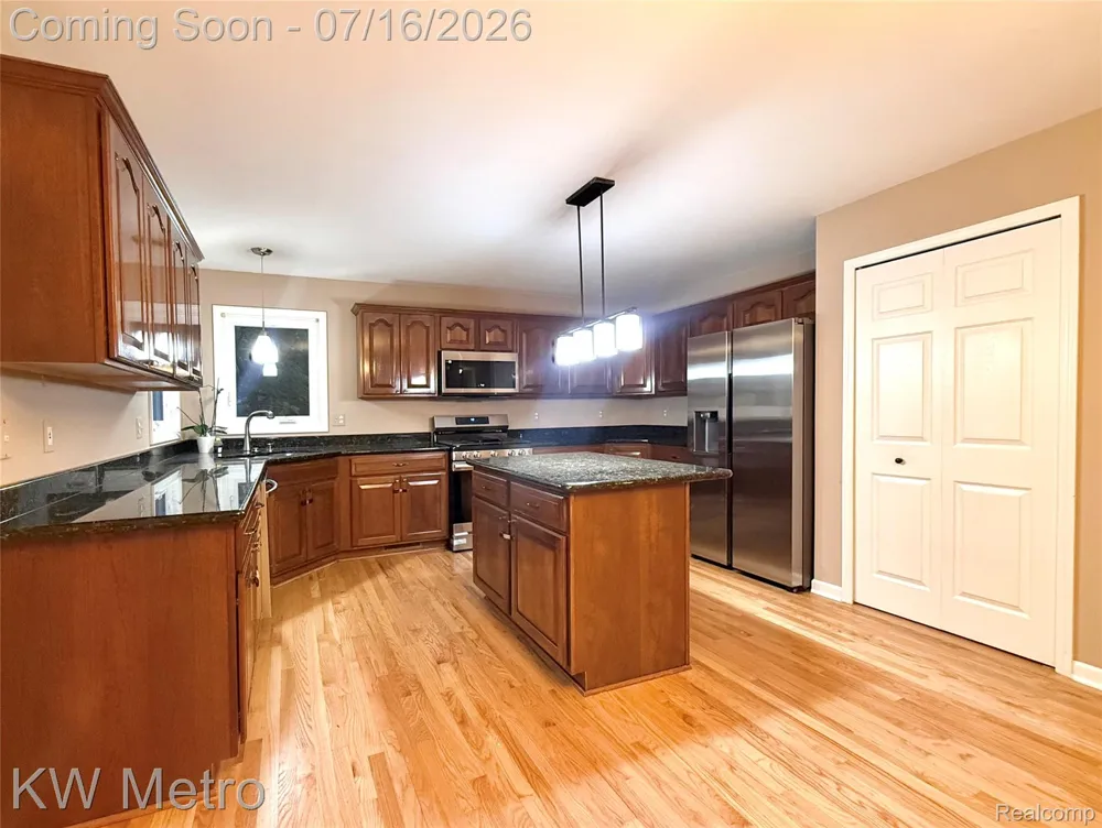 1176 CADMUS DRIVE Troy City, MI 48085