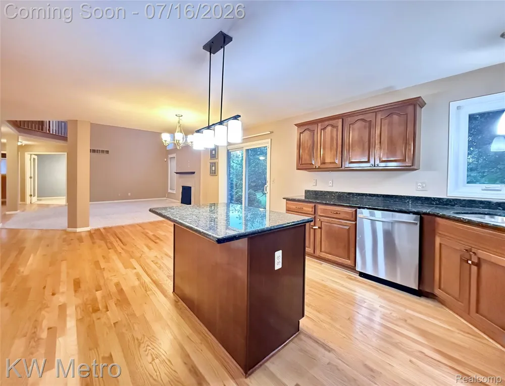 1176 CADMUS DRIVE Troy City, MI 48085