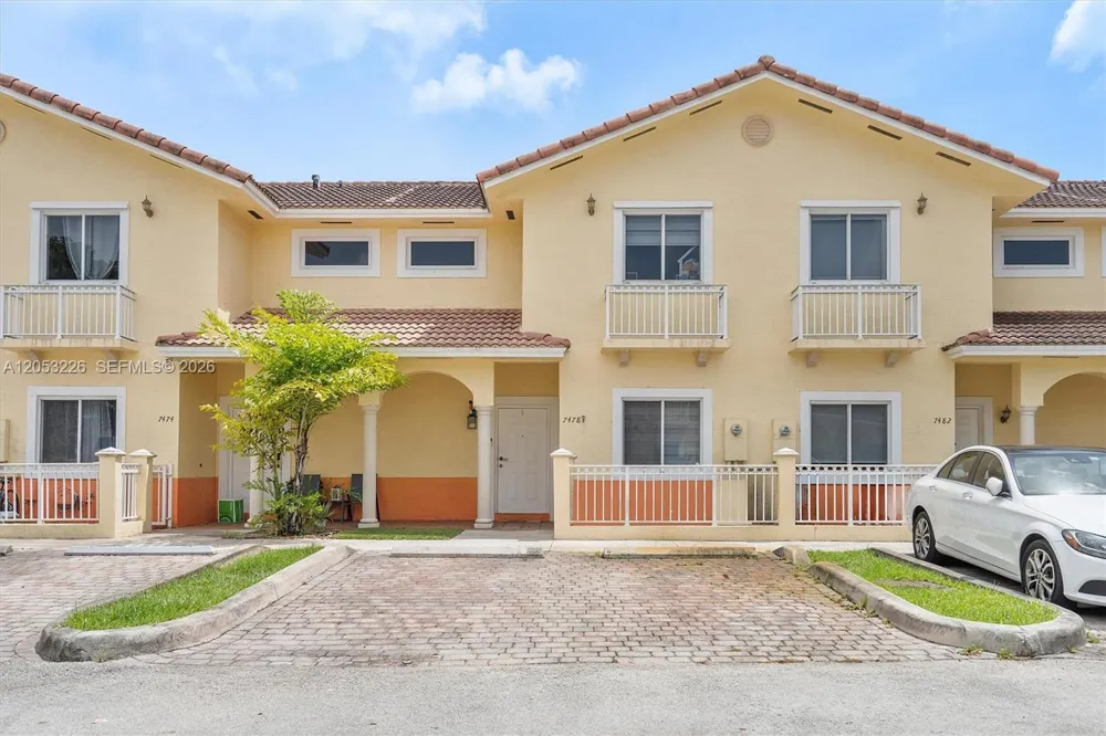 7478 NW 180th Ter Hialeah, FL 33015