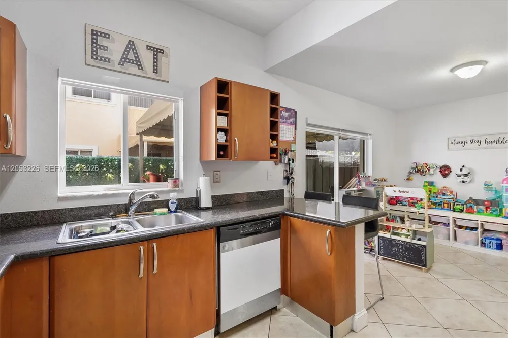 7478 NW 180th Ter Hialeah, FL 33015