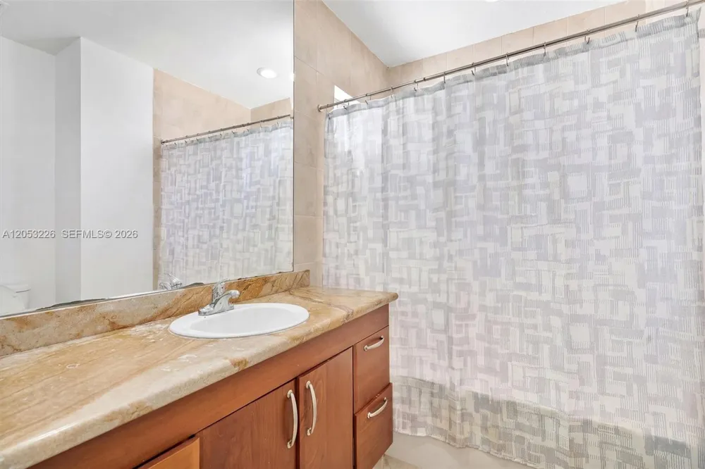 7478 NW 180th Ter Hialeah, FL 33015