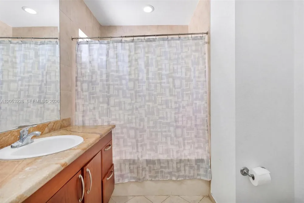 7478 NW 180th Ter Hialeah, FL 33015