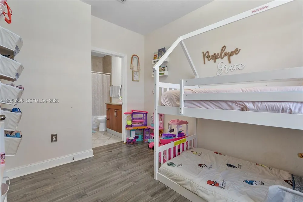 7478 NW 180th Ter Hialeah, FL 33015