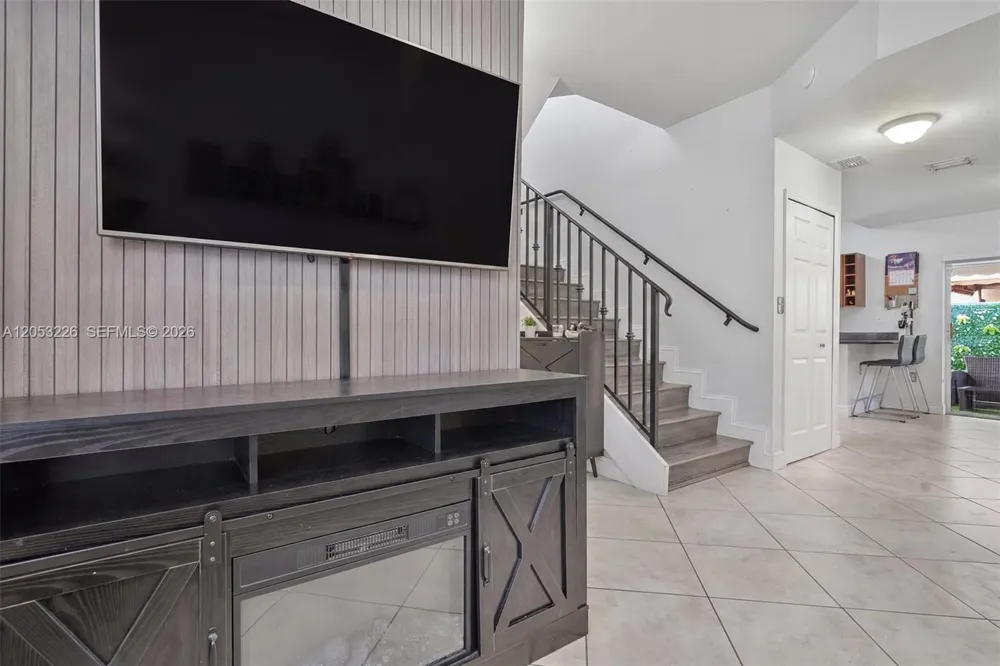 7478 NW 180th Ter Hialeah, FL 33015