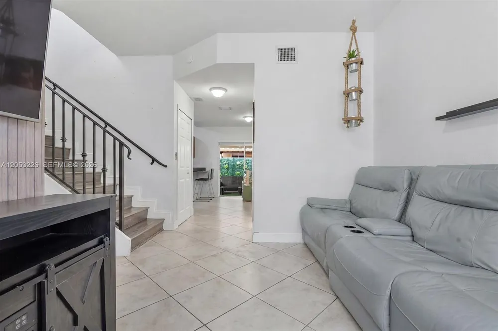 7478 NW 180th Ter Hialeah, FL 33015