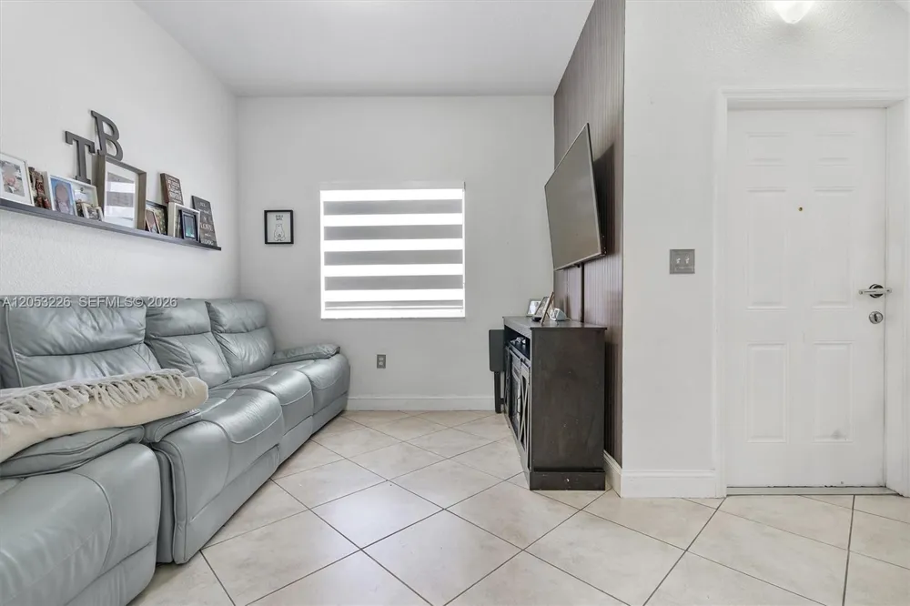 7478 NW 180th Ter Hialeah, FL 33015