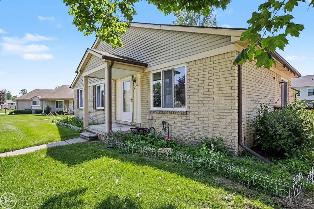 31796 Breezeway Drive Chesterfield Township, MI 48047