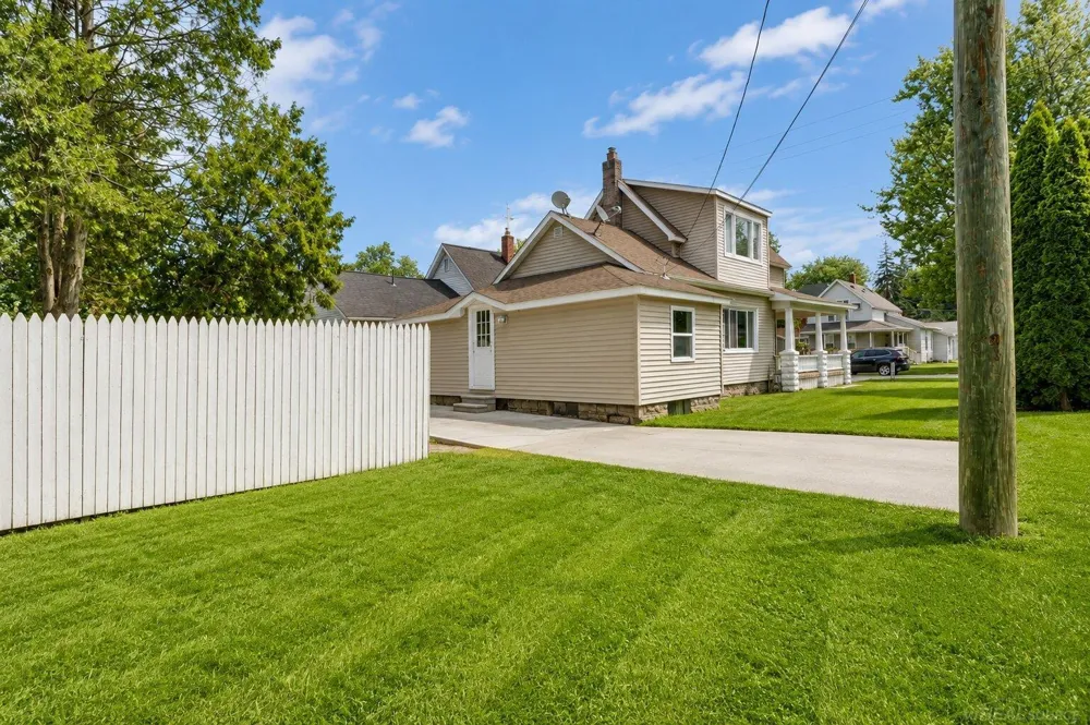 1821 11TH AVENUE Port Huron City, MI 48060