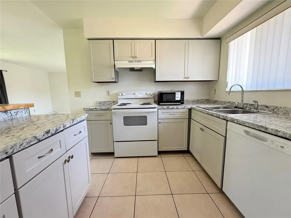 10122 MASON DIXON CIRCLE Orlando, FL 32821