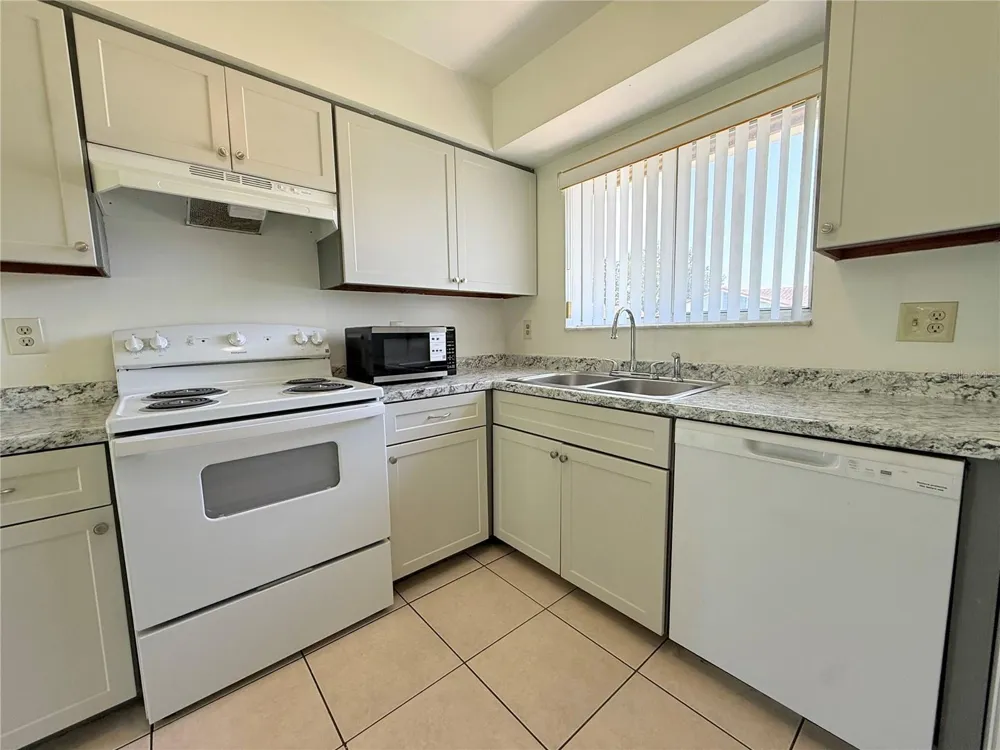 10122 MASON DIXON CIRCLE Orlando, FL 32821