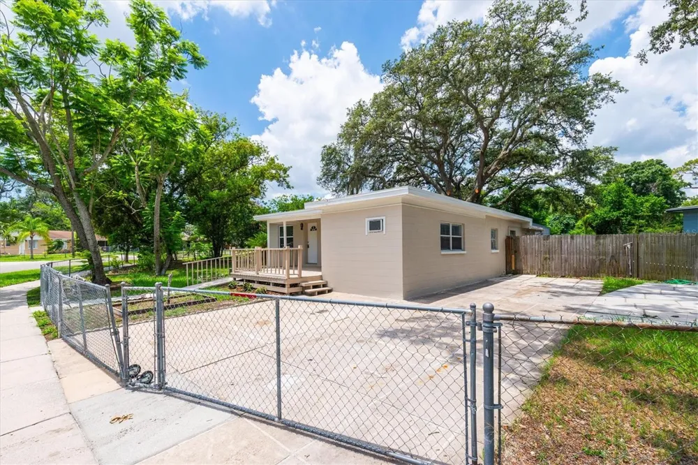 1808 S CLUB COURT Tampa, FL 33612