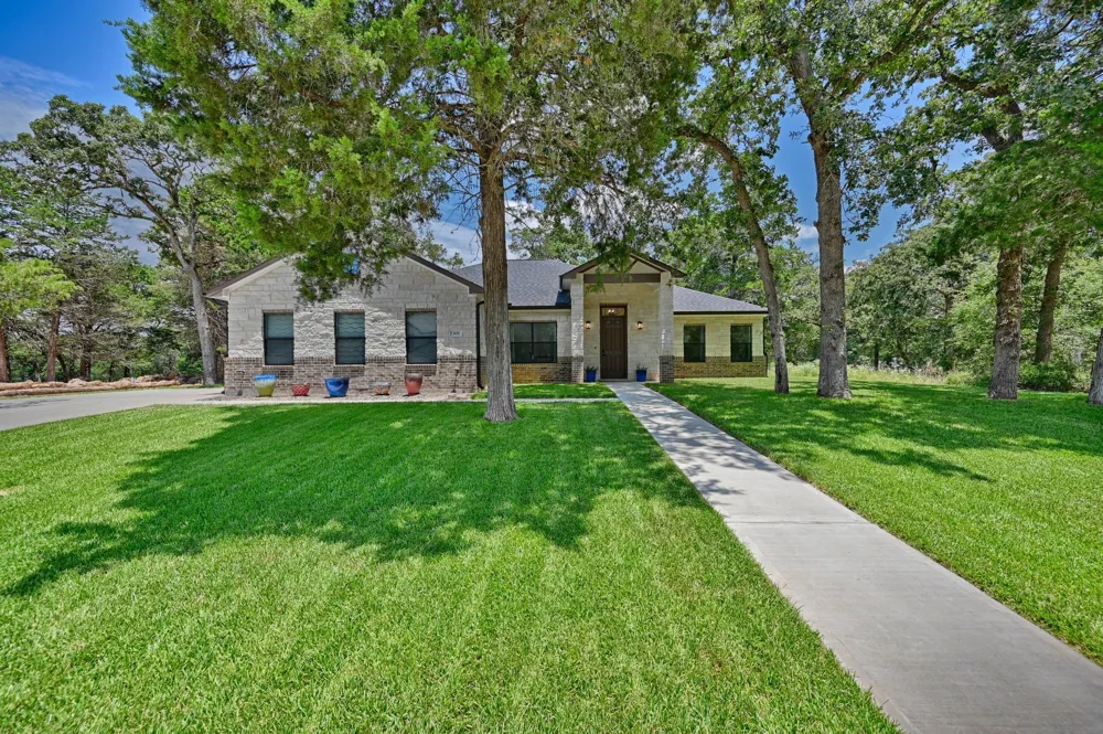 308 Pinehurst Drive New Ulm, TX 78950
