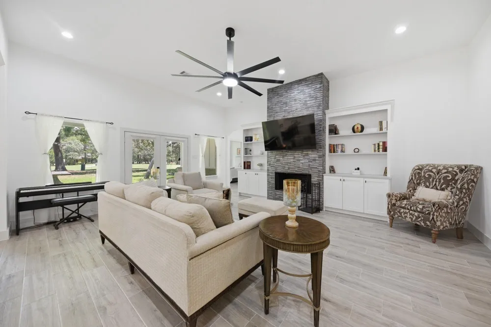 308 Pinehurst Drive New Ulm, TX 78950