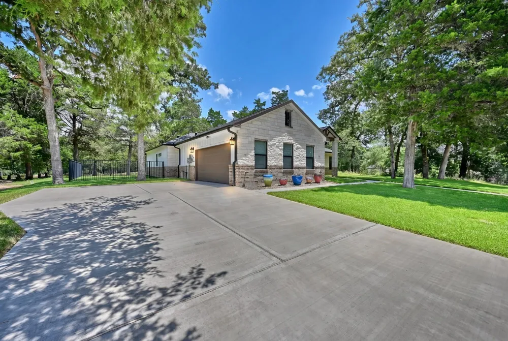 308 Pinehurst Drive New Ulm, TX 78950