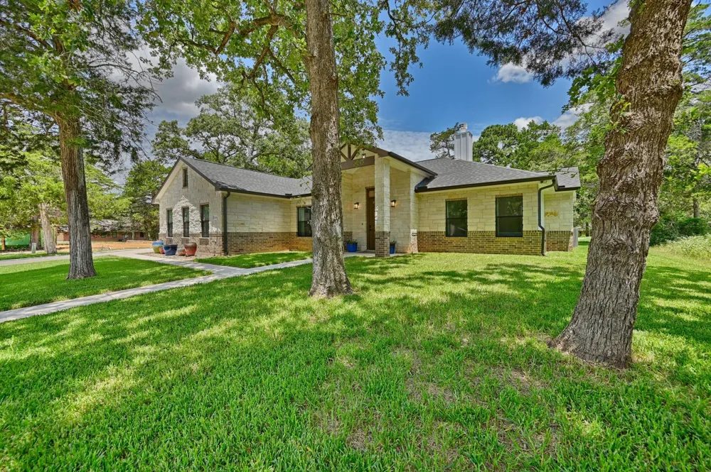 308 Pinehurst Drive New Ulm, TX 78950