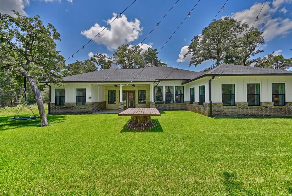 308 Pinehurst Drive New Ulm, TX 78950