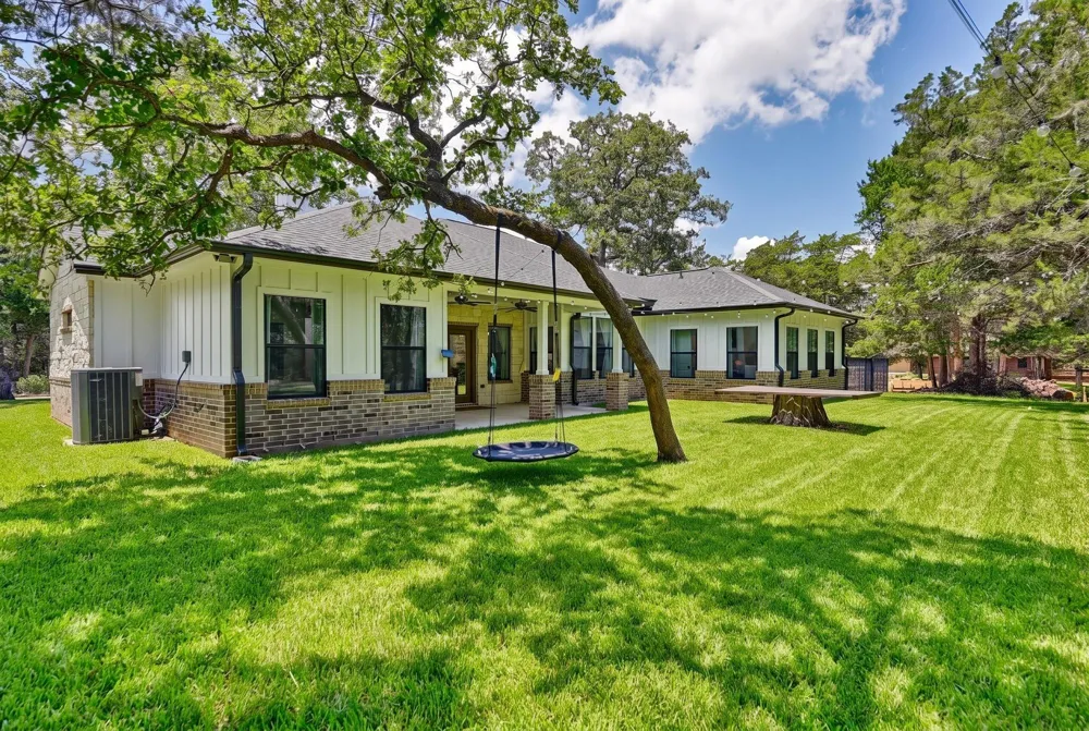 308 Pinehurst Drive New Ulm, TX 78950