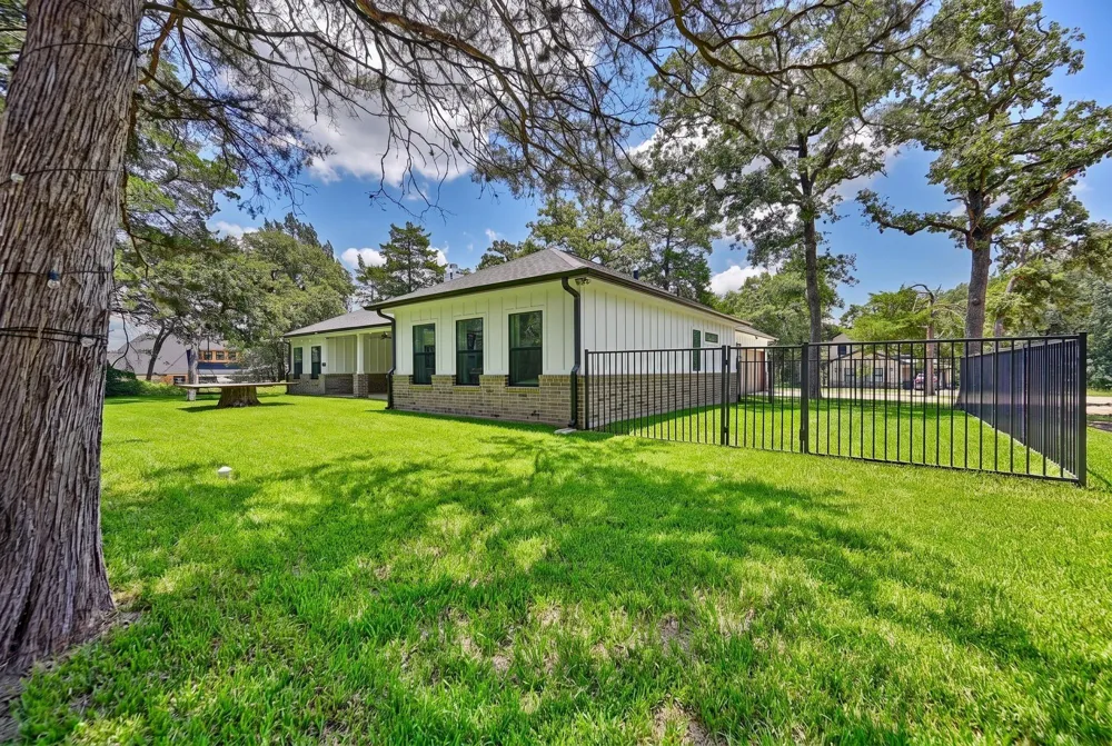 308 Pinehurst Drive New Ulm, TX 78950
