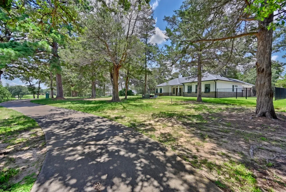 308 Pinehurst Drive New Ulm, TX 78950