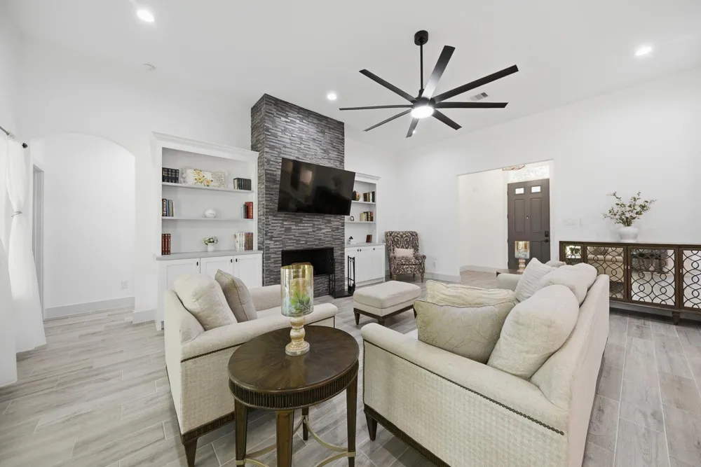 308 Pinehurst Drive New Ulm, TX 78950