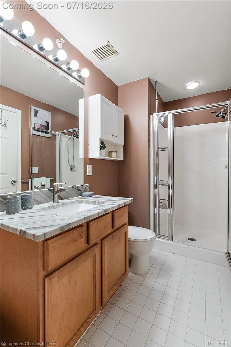 1422 Raliegh Place Troy City, MI 48084