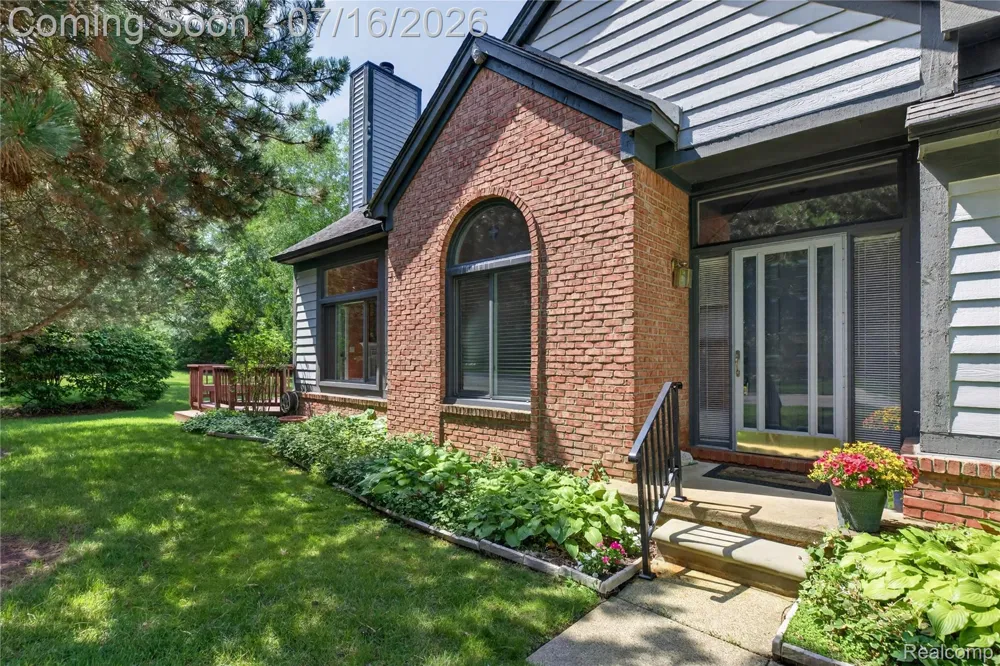 2775 Lochmoor Boulevard #19 Orion Charter Township, MI 48360