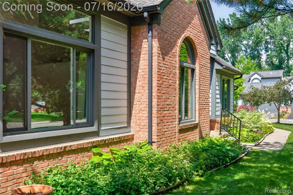 2775 Lochmoor Boulevard #19 Orion Charter Township, MI 48360