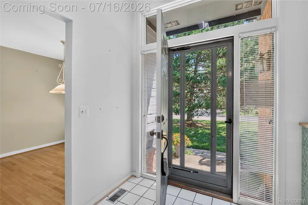 2775 Lochmoor Boulevard #19 Orion Charter Township, MI 48360