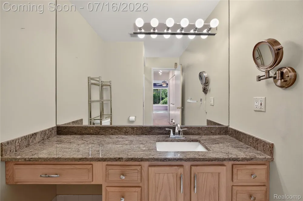 2775 Lochmoor Boulevard #19 Orion Charter Township, MI 48360