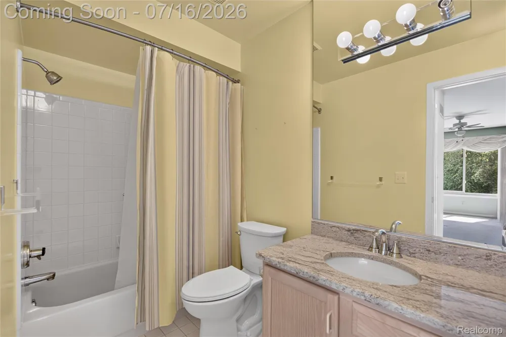 2775 Lochmoor Boulevard #19 Orion Charter Township, MI 48360
