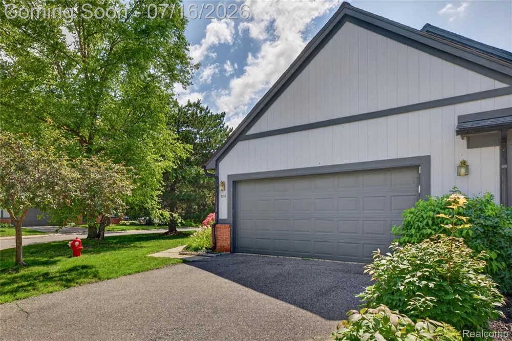 2775 Lochmoor Boulevard #19 Orion Charter Township, MI 48360