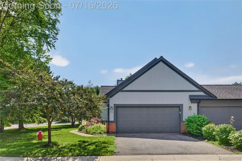 2775 Lochmoor Boulevard #19 Orion Charter Township, MI 48360