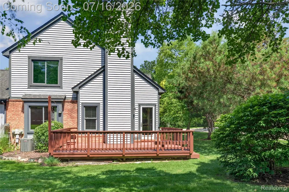 2775 Lochmoor Boulevard #19 Orion Charter Township, MI 48360